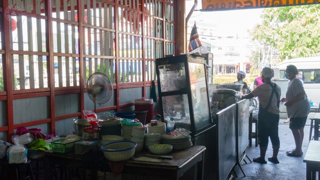 ข้าวหมูแดงเรือเมล์ สุพรรณบุรี ร้านอาหาร gettythailand